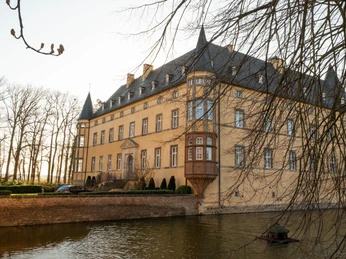 Burg Adendorf Seitenansicht 2020 Frühling Wachtberg