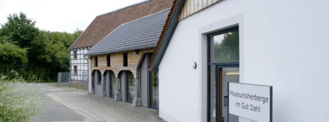 LVR Museumsherberge Ein traditionelles Fachwerkgebäude mit moderner Erweiterung und einem Schild „Museumsherberge“.
