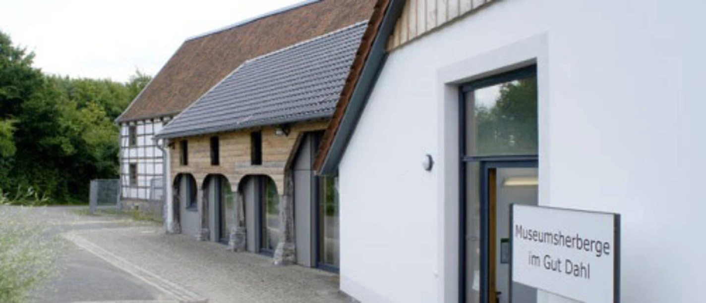 LVR Museumsherberge Ein traditionelles Fachwerkgebäude mit moderner Erweiterung und einem Schild „Museumsherberge“.