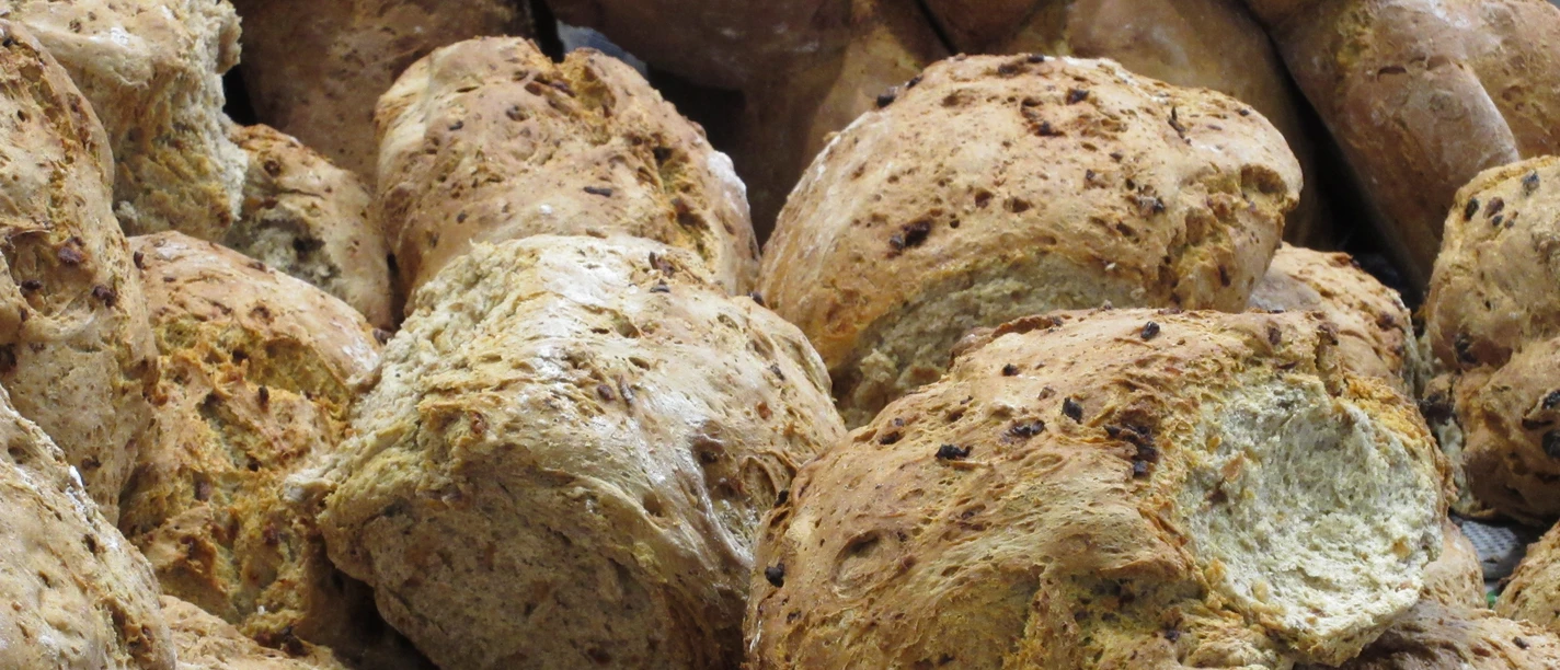 Brötchen Mehrere rustikale Brötchen aus knusprigem Teig mit goldener Kruste und dunklen Körnern.