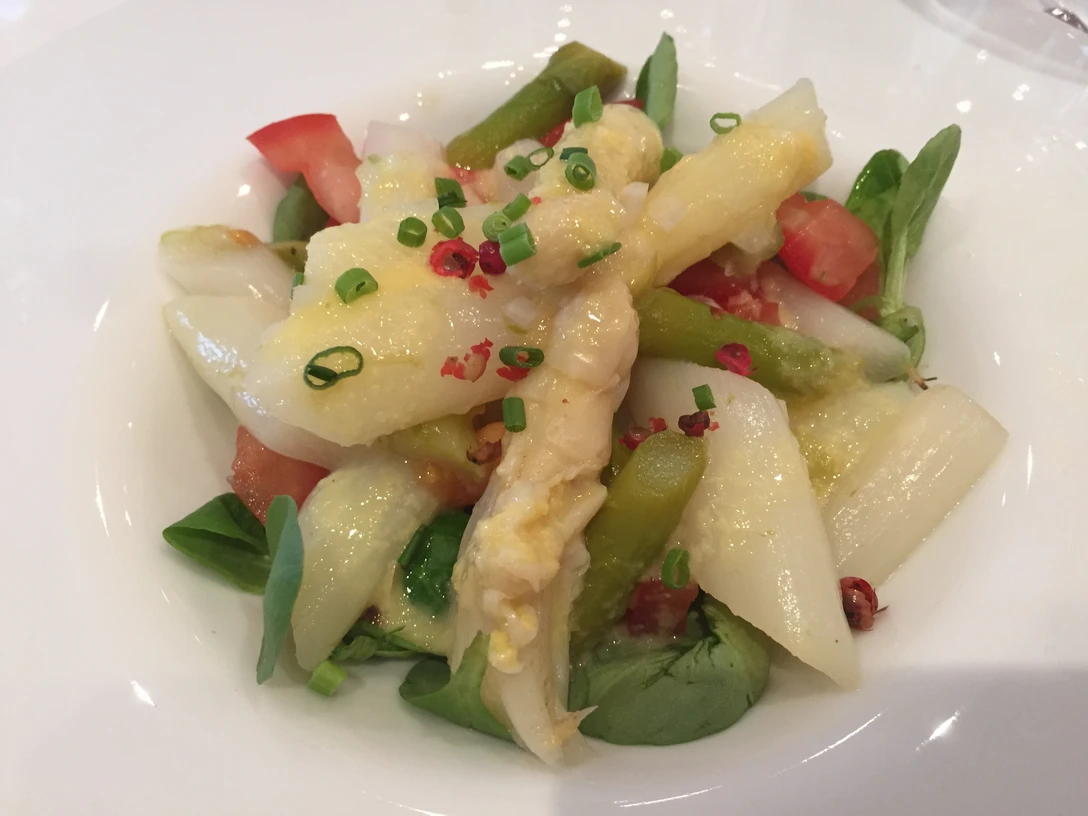Ein frisches Spargelgericht mit grünem und weißem Spargel, Tomaten und Schnittlauch serviert.A fresh asparagus dish served with green and white asparagus, tomatoes and chives.En frisk aspargesret serveret med grønne og hvide asparges, tomater og purløg.Een verse asperge schotel geserveerd met groene en witte asperges, tomaten en bieslook.
