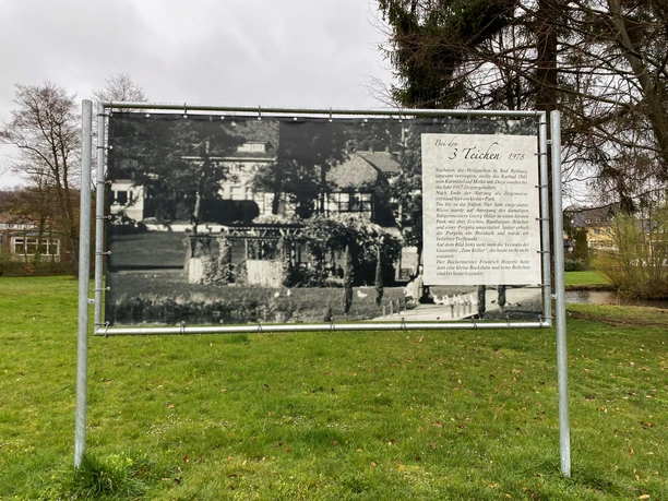 Fotografie eines historischen Schwarz-Weiß-Bildes auf einer Hinweistafel im Park der 3 Teiche.