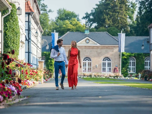 Spazierendes Pärchen mitten im Gräflichen Park.