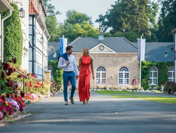 Spazierendes Pärchen im Gräflichen Park Spazierendes Pärchen mitten im Gräflichen Park.