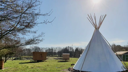 Übernachten im Tipi oder Schlafwagen in der Oase am Knüllbach Übernachten im Tipi oder Schlafwagen in der Oase am Knüllbach