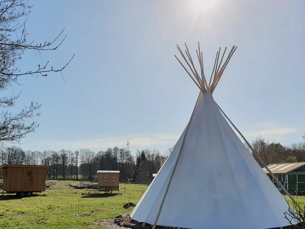 Übernachten im Tipi oder Schlafwagen in der Oase am Knüllbach Übernachten im Tipi oder Schlafwagen in der Oase am Knüllbach