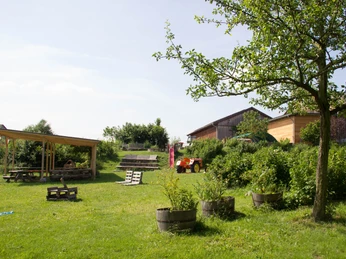 Garten mit Außensitzplatz 2018 Sommer Bornheim