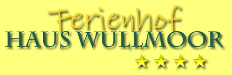 Logo des Ferienhofs Haus Wullmoor mit grün-gelber Schrift und vier goldenen Sternen auf gelbem Grund