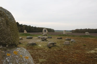 Steinkreis Werpeloh Steinkreis aus Findlingen auf freiem Feld mit Wiesen, Bäumen und weiter Sicht über die Landschaft.