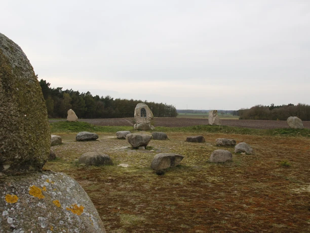 Steinkreis Werpeloh Steinkreis aus Findlingen auf freiem Feld mit Wiesen, Bäumen und weiter Sicht über die Landschaft.