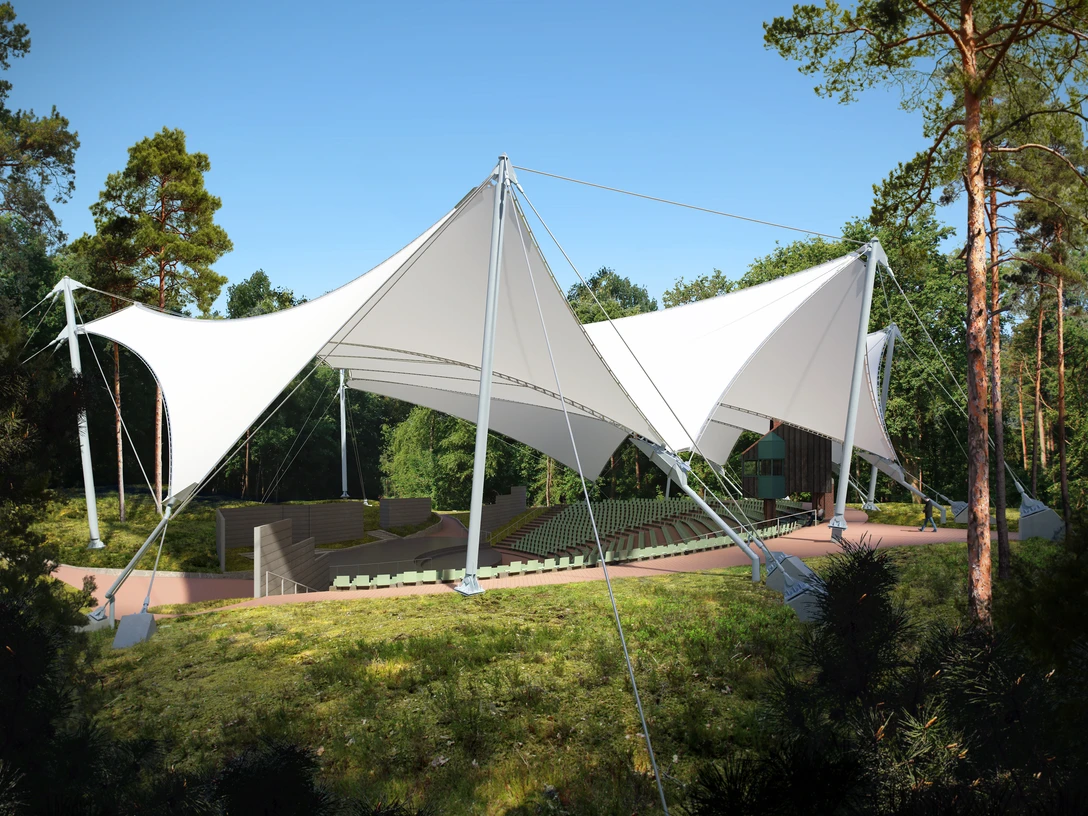Emsländische Freilichtbühne Meppen Freilichtbühne mit moderner, weißer Membrandachkonstruktion, umgeben von Bäumen im Sonnenlicht.