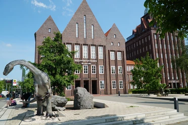 Museumsvorplatz_Plateosaurus_SNHM.jpeg