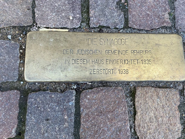 Ehemalige Synagoge Rehburg Gedenktafel aus Messing auf Kopfsteinpflaster erinnert an die 1835 errichtete Synagoge in Rehburg.