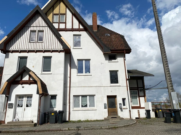 Bahnhof Leese-Stolzenau Historisches Bahnhofsgebäude Leese-Stolzenau mit Fachwerkdetails unter bewölktem Himmel.