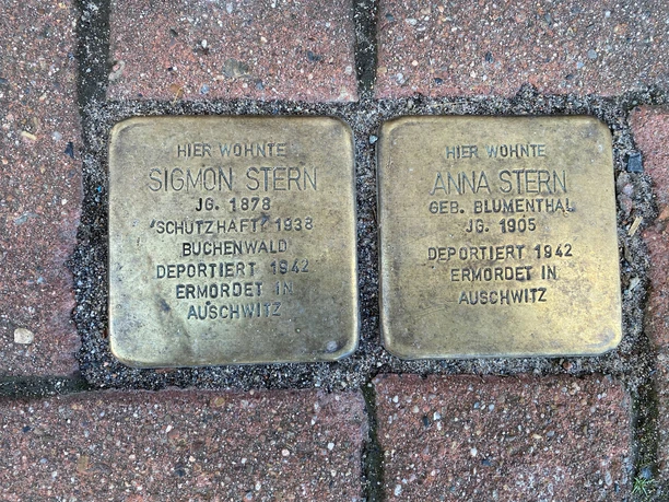 Zwei Stolpersteine in Rehburg erinnern an Sigmon und Anna Stern, die 1942 in Auschwitz ermordet wurden.