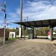 Moderner Bahnhof in Linsburg mit überdachtem Wartebereich und Visualisierungsdisplay.