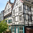 Altstadt, Mülheim an der Ruhr Fachwerkhaus mit grün-blauen Fensterläden in einer Altstadt an einem Sommertag.