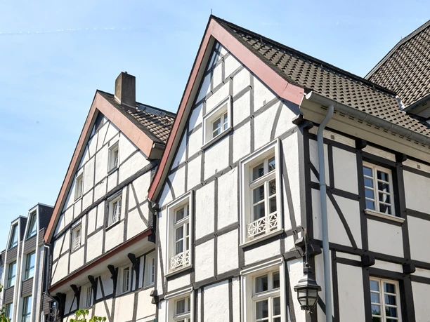 Altstadt, Mülheim an der Ruhr Fachwerkhaus mit grün-blauen Fensterläden in einer Altstadt an einem Sommertag.