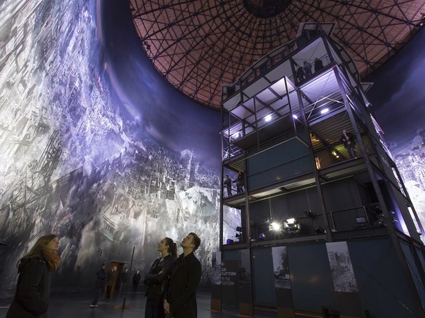 asisi Panometer Dresden im Detail Asisi Panometer "Dresden 1945" Foto Tom Schulze tel. 0049-172-7997706 mail post@tom-schulze.com web www.tom-schulze.com Veröffentlichung nur gegen Honorar, Beleg und Namensnennung, Deutsche Bank 24 Kto. Nr. 1678549 BLZ 860 700 24