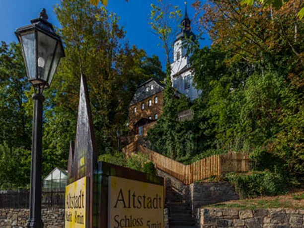 Wegweiser am Altstadtparkplatz Schwarzenberg