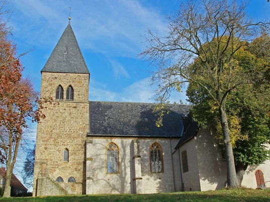 Stiftskirche Stift Quernheim Stiftskirche Stift Quernheim, romanischer Bau mit imposantem Turm und umgeben von herbstlichen Bäumen.