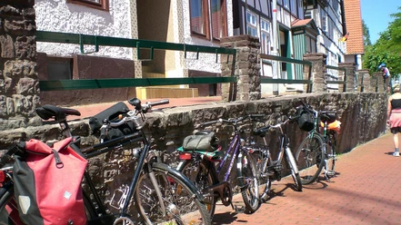 Fahrräder lehnen an einer alten Steinmauer vor Fachwerkhäusern in der historischen Altstadt von Vlotho.