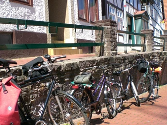 Altstadt Vlotho Fahrräder lehnen an einer alten Steinmauer vor Fachwerkhäusern in der historischen Altstadt von Vlotho.