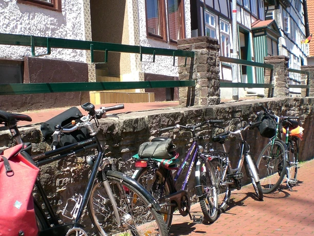 Altstadt Vlotho Fahrräder lehnen an einer alten Steinmauer vor Fachwerkhäusern in der historischen Altstadt von Vlotho.