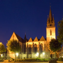Pfarrkirche St. Peter und Paul bei Nacht von außen.