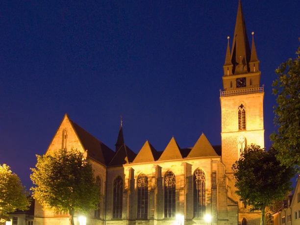 Pfarrkirche St. Peter und Paul bei Nacht Pfarrkirche St. Peter und Paul bei Nacht von außen.