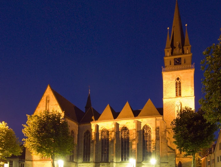Pfarrkirche St. Peter und Paul bei Nacht Pfarrkirche St. Peter und Paul bei Nacht von außen.