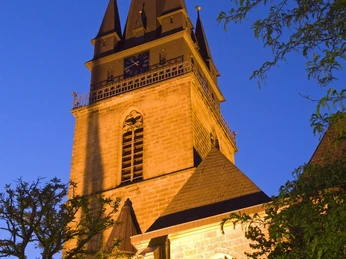 Kirchenturm von der Pfarrkirche St. Peter und Paul bei Nacht von außen.
