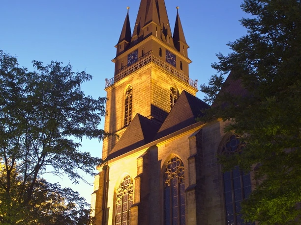 Pfarrkirche St. Peter und Paul bei Nacht Kirchenturm von der Pfarrkirche St. Peter und Paul bei Nacht von außen.