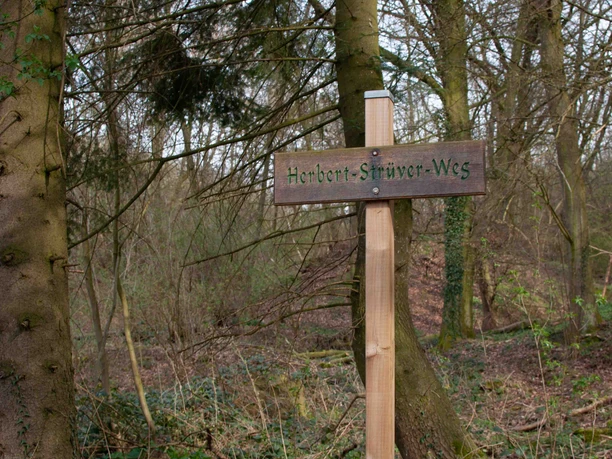 Bergkirchen - Wallücke_Beschilderung Hinweg (c) Sebastian Menacher.jpg