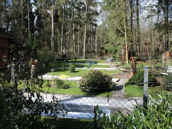 Minigolfplatz Kurpark Minigolfplatz im Kurpark mit gepflegten Bahnen, von Bäumen umgeben und ideal für Familienausflüge.