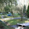 Minigolfplatz Kurpark Minigolfplatz im Kurpark Bad Essen mit Bäumen und Bänken für entspannte Freizeitbeschäftigung.