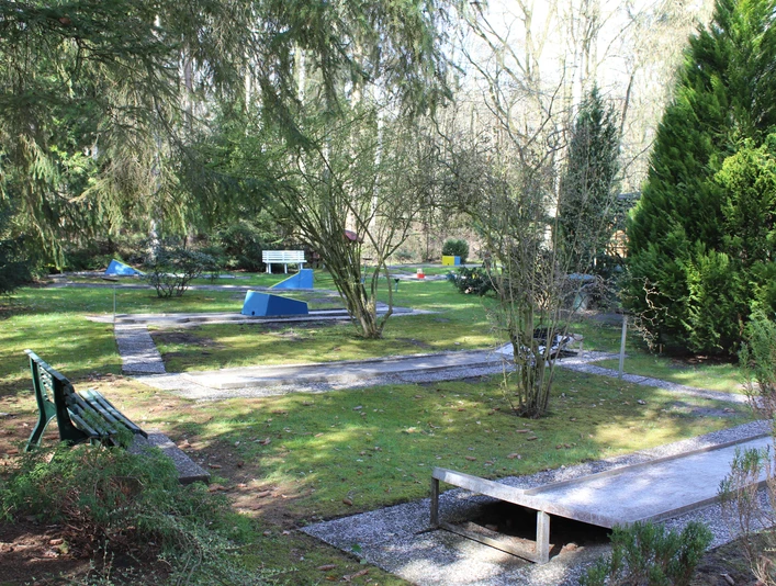 Minigolfplatz Kurpark Minigolfplatz im Kurpark Bad Essen mit Bäumen und Bänken für entspannte Freizeitbeschäftigung.