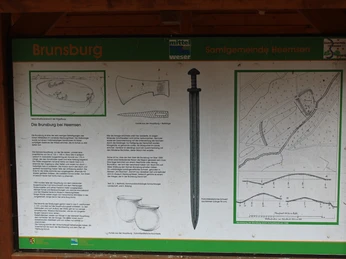 Brunsburg Informationstafel zur Brunsburg bei Heemsen mit Texten, Zeichnungen und historischen Darstellungen.