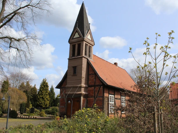 Fachwerkkapelle Anderten Die Fachwerkkapelle Anderten ist ein historisches Backsteingebäude mit schmalem Kirchturm.