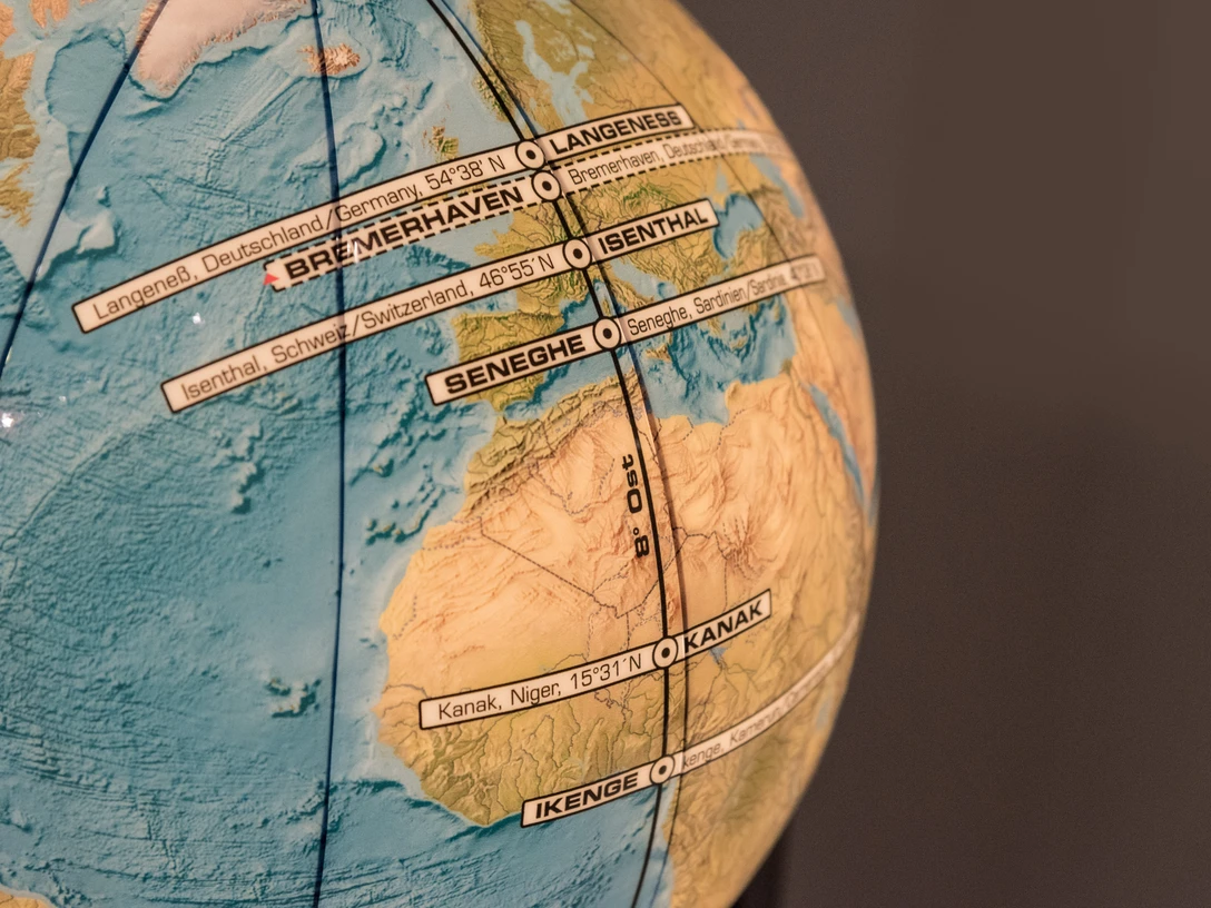 Klimahaus 7 Bremerhaven_Voigts (3).jpg Detailaufnahme eines Globus mit markierten Städten entlang des achten Längengrads, darunter Bremerhaven.