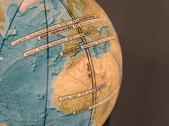 Klimahaus 7 Bremerhaven_Voigts (3).jpg Detailaufnahme eines Globus mit markierten Städten entlang des achten Längengrads, darunter Bremerhaven.