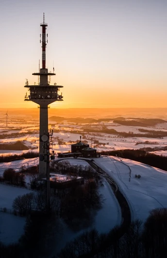 Sonnenaufgang am Köterberg (Luftaufnahme) Luftaufnahme eines strahlend goldenen Sonnenaufgangs am schneebedeckten Köterberg mit Fernmeldeturm.
