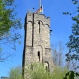 Haldyturm Der Steffenshammer-Turm in Engelskirchen, umgeben von Bäumen, gegen einen klaren blauen Himmel.