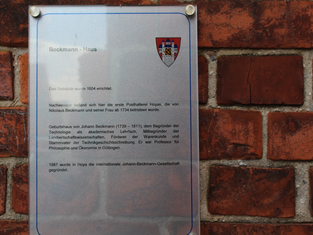 Beckmann Haus Gedenktafel an einer Backsteinwand, die über das historische Beckmann Haus von 1504 informiert.Commemorative plaque on a brick wall providing information about the historic Beckmann House from 1504.Mindeplade på en murstensvæg med oplysninger om det historiske Beckmann-hus fra 1504.Gedenkplaat op een bakstenen muur met informatie over het historische Beckmannhuis uit 1504.