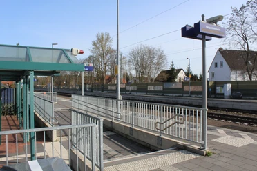 Bahnhof Eystrup Der Bahnhof Eystrup mit Zugang zu den Gleisen durch eine barrierefreie Rampe und Bahnsteigsüberdachung.