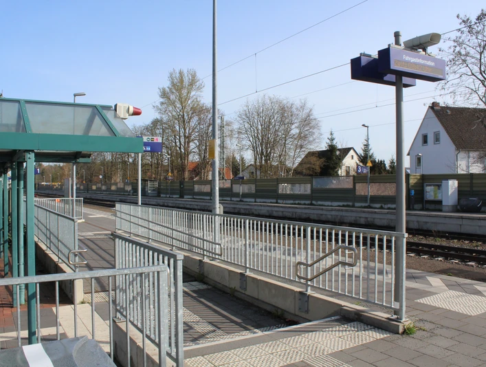 Bahnhof Eystrup Der Bahnhof Eystrup mit Zugang zu den Gleisen durch eine barrierefreie Rampe und Bahnsteigsüberdachung.