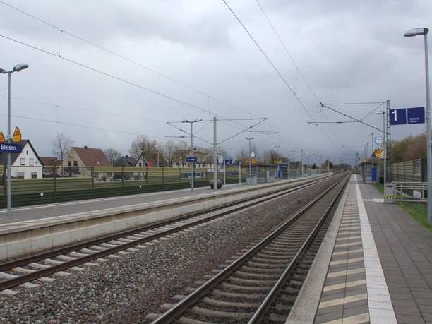 Bahnhof Langwedel-Etelsen Der Bahnhof Langwedel-Etelsen bietet moderne Gleisanlagen und ist auf Barrierefreiheit ausgerichtet.