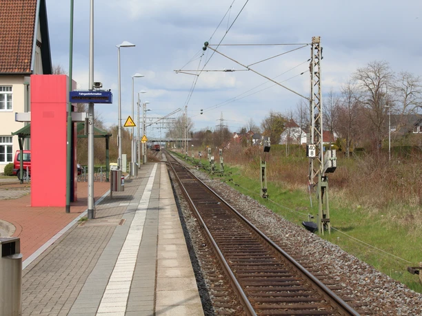 Bahnhof Lahde Bahnhof Lahde mit schmalem Bahnsteig, Gleisen und Bahnschranken in einer grünen, ländlichen Umgebung.