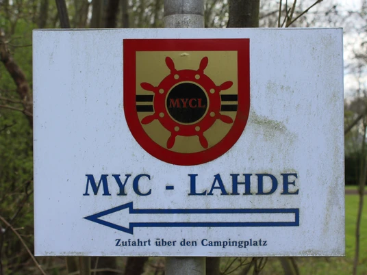 Motor Yacht Club Lahde Das Schild aus Metall weist den Weg zum Motor Yacht Club Lahde und enthält das Vereinswappen.
