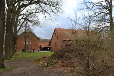 Rittergut Varste Backsteingebäude des Rittergut Varste mit Satteldach, umgeben von Bäumen und einem winterlichen Weg.